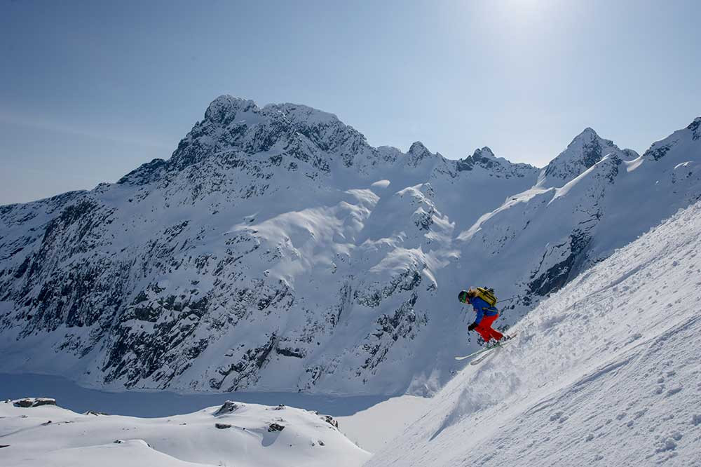 Brandyn-Roark-Gray-skiing